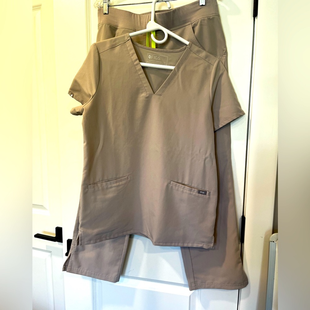 Figs women’s scrubs small top, medium petite pants